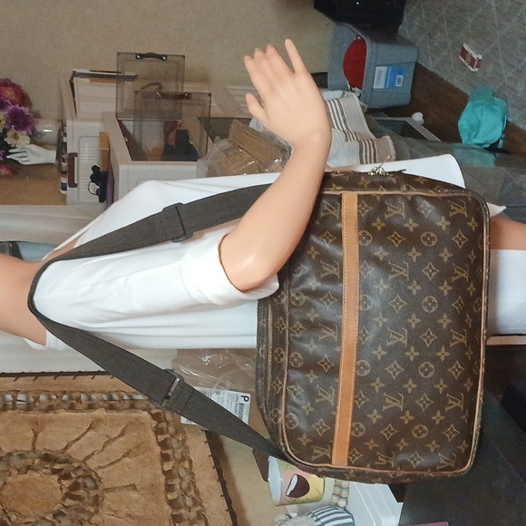 AUTHENTIC LOUIS VUITTON MONOGRAM DOUBLE COMARTMENT TRAVEL BAG. - Picture 5 of 16